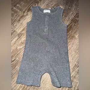 🖤 Mebie Baby Ribbed Sleeveless Shortie Romper – Charcoal Gray (Size 18 Months) 🖤